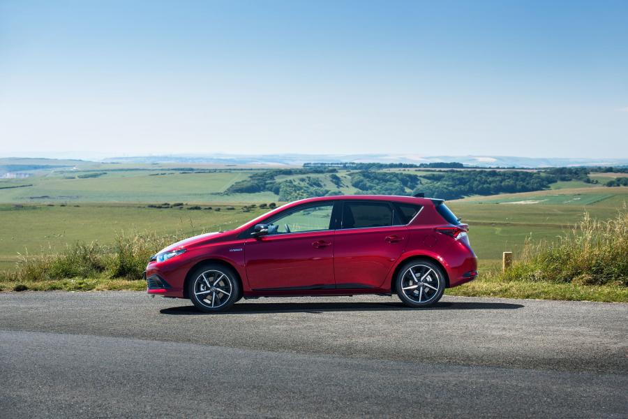 Toyota Auris Hybrid GB25 2017 года  (UK) (фото 17 из 46)
